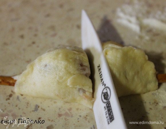 Затем разрезать "вареник" пополам ножом. Каждую половинку обмакнуть в яйцо, а потом в сухари.