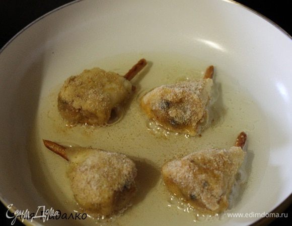 В сковороду наливаем масло и обжариваем наши "ножки" на медленном огне со всех сторон до золотистого цвета.