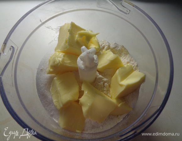 Добавить порезанное на кусочки сливочное масло (можно прямо из холодильника).