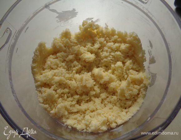 И при помощи фуд-процессора довести до состояния крошки.
*Можно сделать это и руками. Щипками введя масло в сахарно-мучную смесь. Получится просто немного дольше по времени.