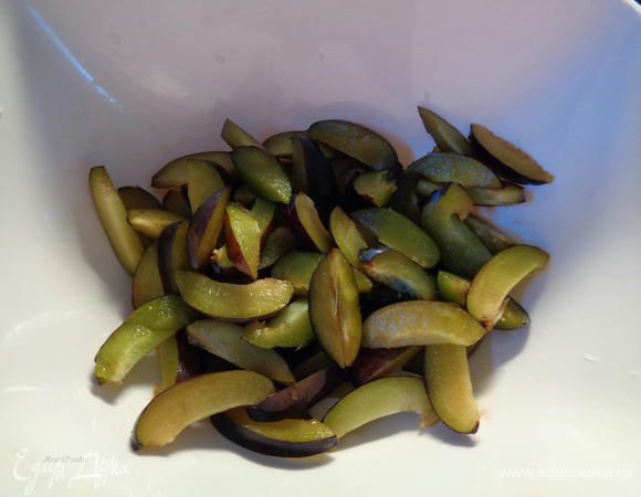 А пока приготовим начинку для нашей галеты. Для этого сливы вымыть, разрезать пополам и удалить косточку. Затем нарезать половинки слив на дольки. Вот и все)