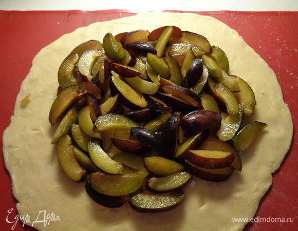 Внутрь галеты ложим порезанные сливы, оставляя бортик в 3 см. свободным.