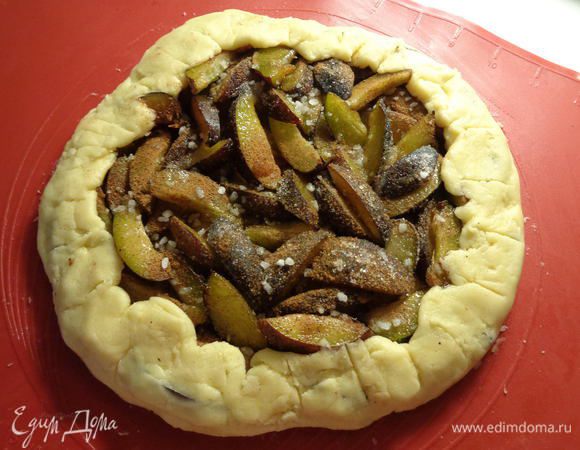 Аккуратно подгибаем края галеты внутрь.