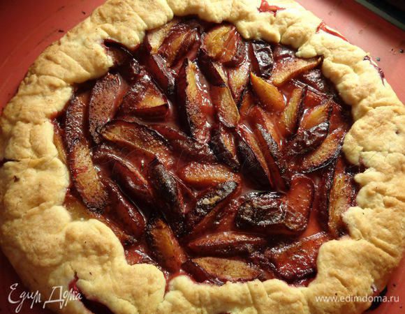 Отправляем галету в разогретую до 200° С духовку на 30 минут. Достаем по истечении указанного времени или сразу, как только края галеты станут золотистого цвета. И даем немного остыть, примерно минут 5. За это время начинка загустеет.