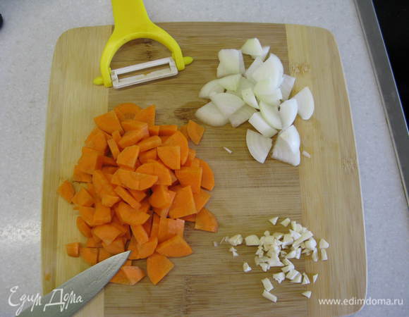 Нарезаем лук и морковь кубиками. Рубим чеснок.