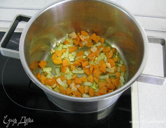 Обжариваем в кастрюле с толстым дном, пока лук не приобретет золотистый цвет.