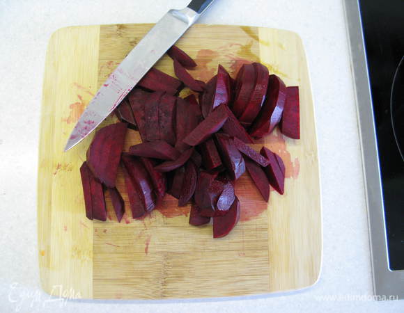 Свеклу нарезаем крупной соломкой.