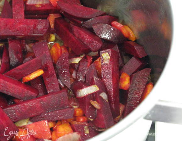 Отправляем в кастрюлю и тушим 15 минут.