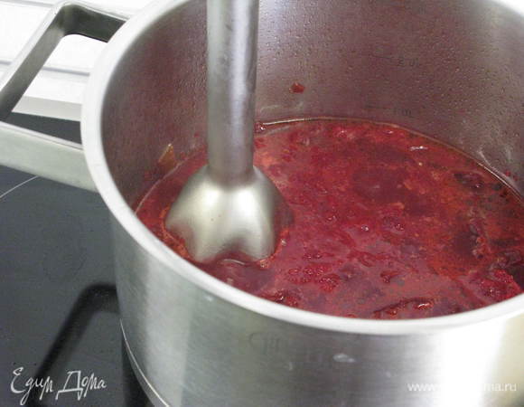 Заливаем кипятком и варим 30 минут.
Растираем все погружным блендером в пюре.
Дать прокипеть еще 5 минут.