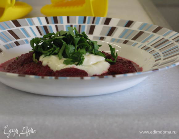 Подаем со сметаной и рубленой зеленью.