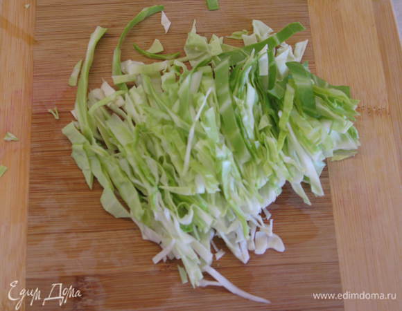 Капусту рубим полосками.