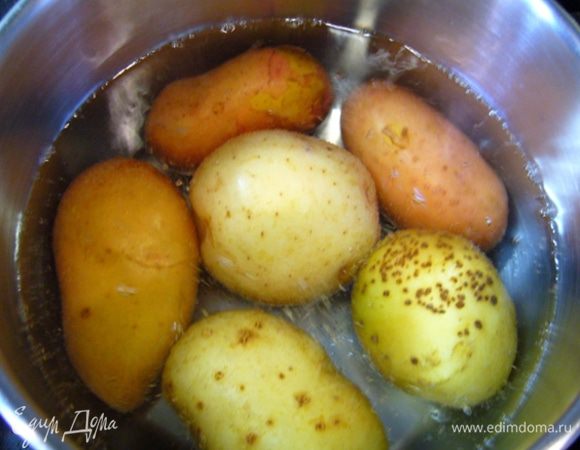 Картофель отварить 10 мин. Порезать на четвертинки (или пополам, если картофель небольшой).