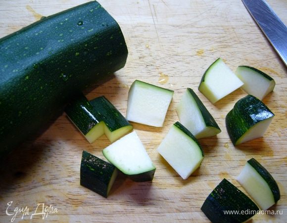 Кабачки взять молодые. Крупно нарезать прямо с кожурой.