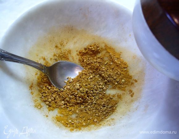 В ступке перетереть кориандр, зиру, гвоздику, корицу, куркуму. 