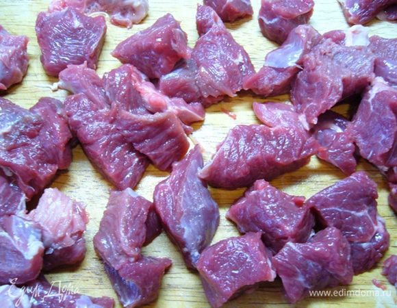 Мясо молодого барашка зачистить от пленок и сухожилий, порезать.