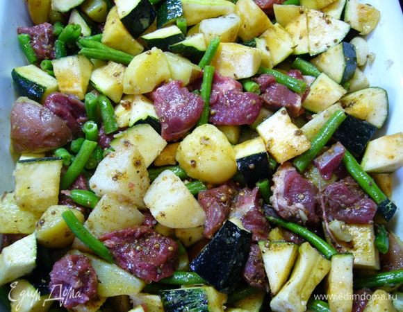 В емкость для запекания выложить все овощи. Посолить, поперчить, посыпать специями. Добавить оливковое масло. Хорошо перемешать.
Духовка должна быть разогрета до 200 град. Запекать 40 мин. 
Добавить сливочное масло, вернуть в духовку на 5 мин.
И подавать!
