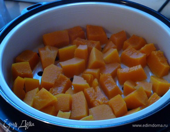 Очищенную тыкву порезать на кусочки, сварить на пару 20 минут.