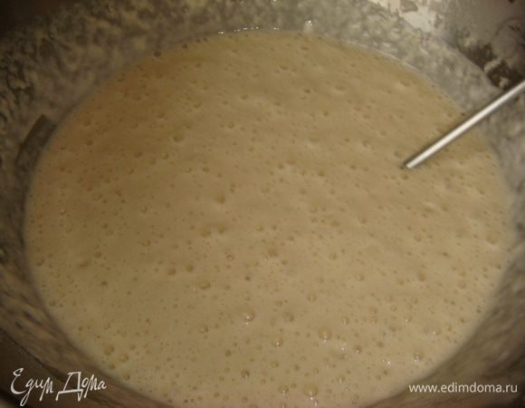 Молоко теплое +дрожжи +сахар 2 ст.л + муку 3-4 ст.л. все перемешать и поставить на 15 мин. на расстойку.
В чашу побольше налить сыворотку + 1 яйцо + соль, сахар 3 ст.л. + 3 ст.л. подсолнечного масла  + муку 1 ст. перемешать. Тем временем должна подойти опара. Переливаем опару в чашу, перемешиваем и добавляем муку (в рецепте указала примерное кол-во муки).
Тесто должно получится как на оладушки. Ставим в теплое место на 3 часа.