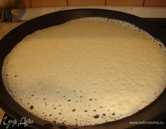 На разогретой сковороде выпекаем блины, первый раз смазываем сковороду потом необязательно.