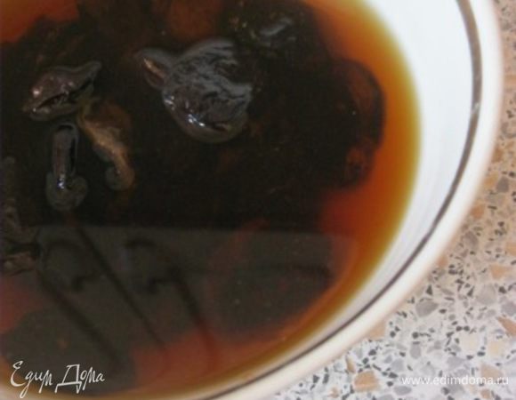 Чернослив тщательно вымыть.
Замочить в крепком чае на 1 час.