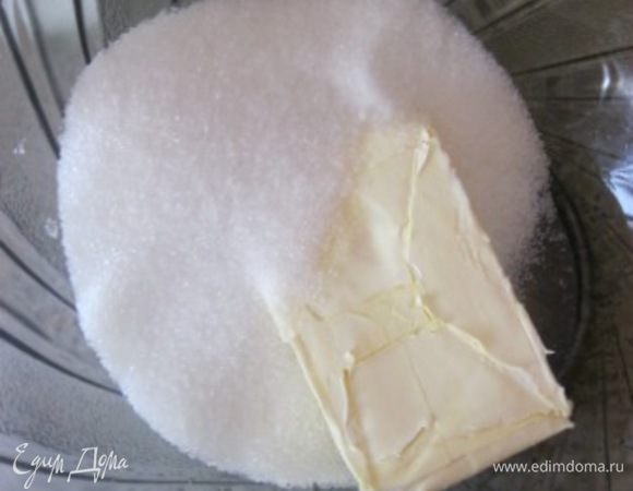 В миске соединить  сливочное масло размягченное с сахаром, до однородного состояния.
