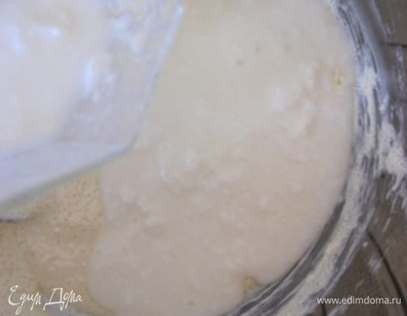 Добавить кефир, перемешать.