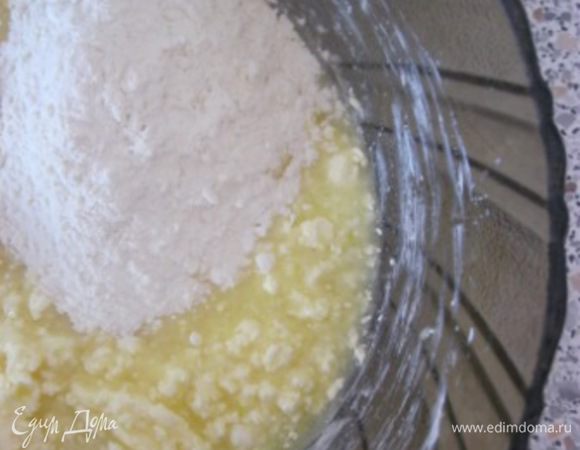 Добавить муку, соль и соду, хорошо перемешать.
Тесто получится густым, как сметана.
* Муки можно добавить еще1/3 стакана ( стакан - 250 гр).