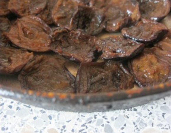 Включить духовку.
Чернослив разделить пополам, мякотью вверх выложить по всей поверхности формы.
Диаметр формы - 20 см.