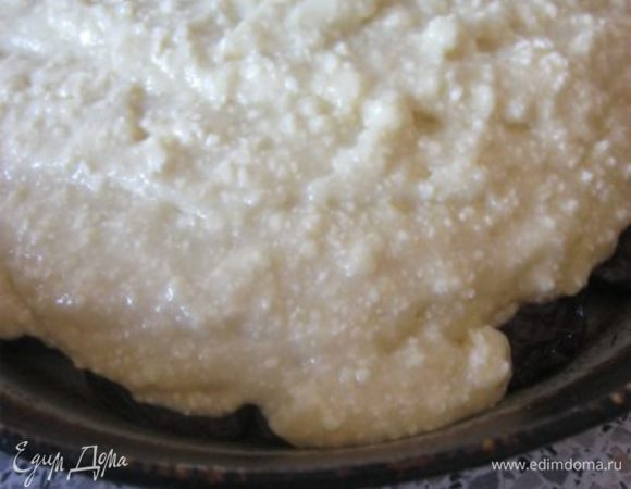 На чернослив осторожно вылить тесто, разровнять.
Выпекать 60 минут ( до сухой спички) , при Т 180 С.
Дать пирогу остыть в форме минут 5.
Осторожно перевернуть на тарелку.