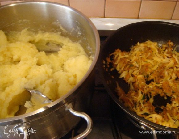 Отварить картофель (у меня 5 крупных) слить воду, пюрировать толкушкой, оставить остывать.
Морковь на средней терке+лук порезать помельче и на сковороду. Туда же порезанные грибы, перемешивая, обжарить. Можно добавить чеснок 1 дольку. Выключить и дать остыть, потом добавить натертый на крупной терке тв. сыр на ваш вкус, начинка готова.
В остывшее пюре добавить яйцо, соль и муку.