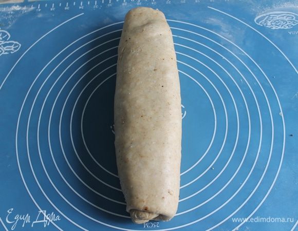 Свернуть рулетом. Дать тесту расстояться еще раз (примерно 40 минут).