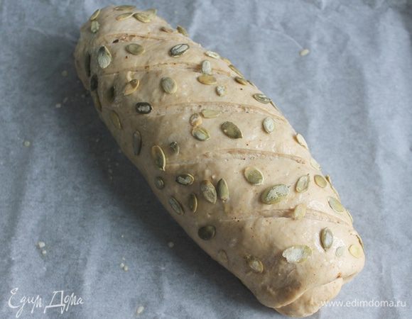 После увеличение теста  в два раза через 30 мин.,смазать хлеб водой, посыпать хлеб  тыквенными семечками поставить  в духовку. Первые 5 минут выпекать хлеб при 200°. После этого снизить температуру до 180° и выпекать еще 30 минут.