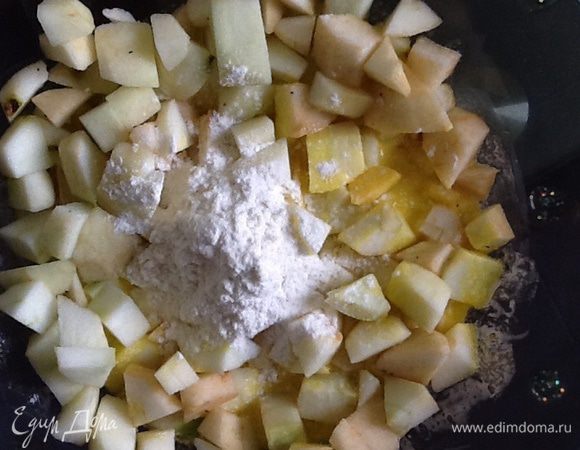 Пирог: масло растопить, добавить сахар, желтки, муку с разрыхлителем, перемешать. Добавить нарезанные кубиками яблоки.