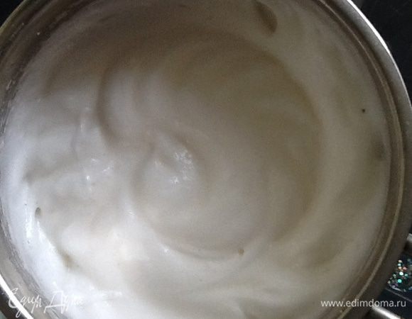 Белки взбить до пиков с щепоткой соли...