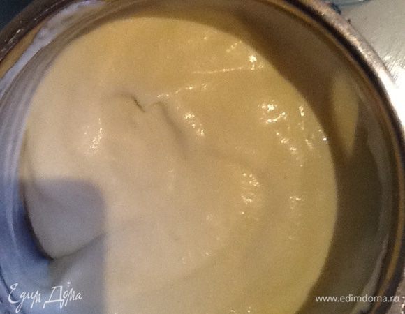 Белки взбить с щепоткой соли до пиков и аккуратно вмешать в сливочную смесь.