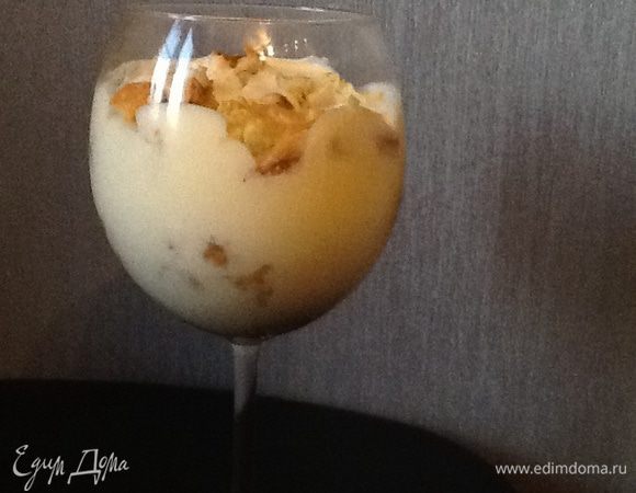 Пирог порезать на кусочки. Макать в кальвадос и выложить в форму слоями, чередуя с кремом. Поставить в холодильник на 3 ч.
Приятного аппетита!