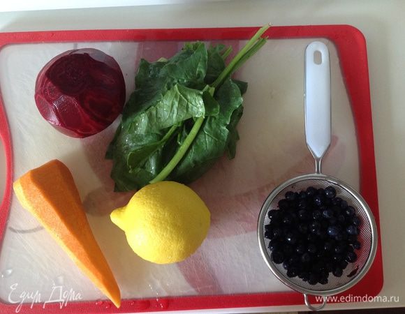 Сначала приготовила красители - морковку, свеклу и шпинат по очереди измельчила а блендере, протерла массу через сито, отжала сок. Разложила по тарелочкам, к свекле добавила сок половины лимона, иначе цвет пропадет при выпекании. Чернику просто измельчила и разделила на 2 тарелочки. В одну добавила сока свеклы с лимоном - это будет фиолетовый цвет. В итоге получила 5 тарелок с красителями (свекла, морковь, шпинат, черника и черника со свеклой) и одна пустая - для желтого цвета. Каждого красителями надо примерно по 2 ст ложки.
Чернику и шпинат можно брать замороженные. Вместо черники можно черную смородину использовать. 