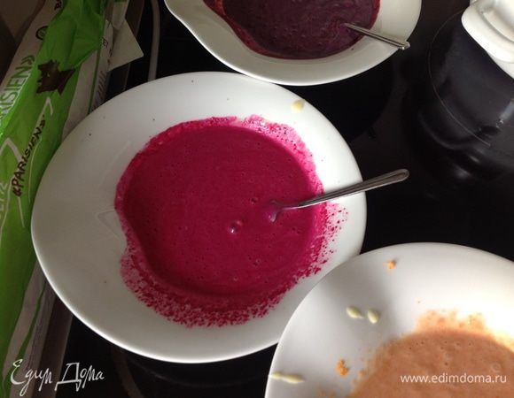 Разложила тесто поровну по тарелкам с красителями. У меня в каждую по 5,5 столовых ложек поместилось.