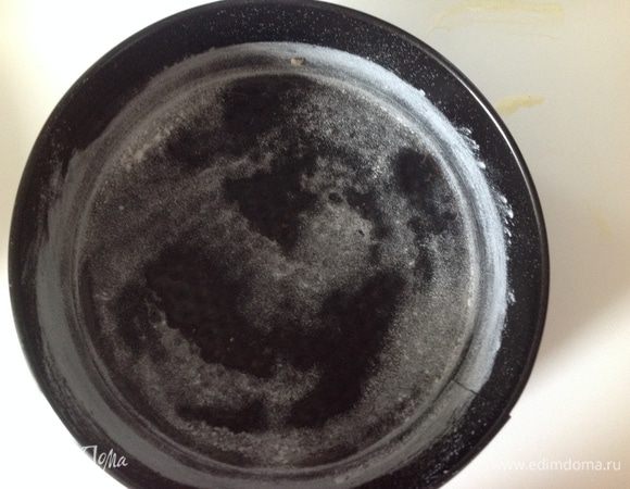 Форму смазала маслом, присыпала мукой. Выпекала каждый корж 12-15 минут при 180 гр. Готовность проверяла зубочисткой. 