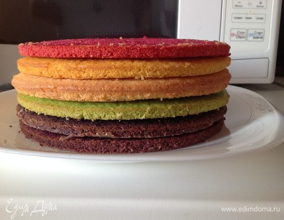 Коржи остудить. Вот такая радуга получается :)