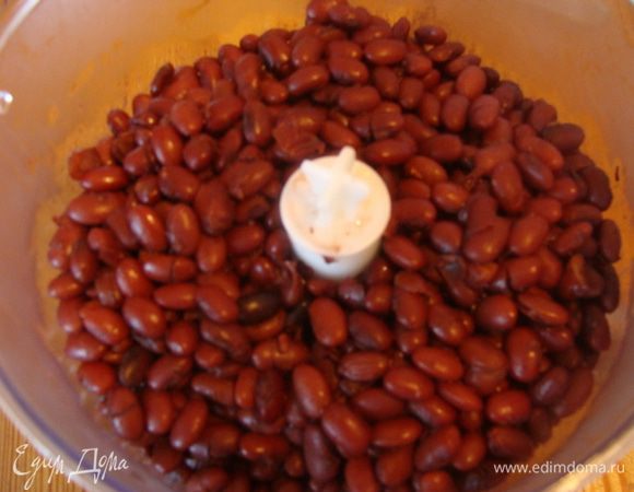 Фасоль отварить до готовности, слить на друшлаг. Когда жидкость стечет, измельчить в блендере.