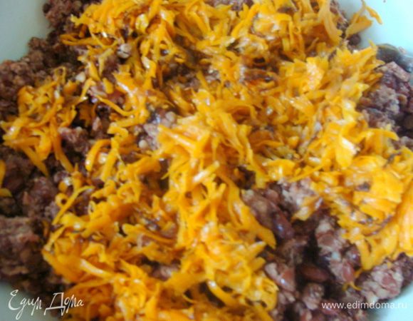 Морковь, натереть, обжарить и добавить к полученной массе.