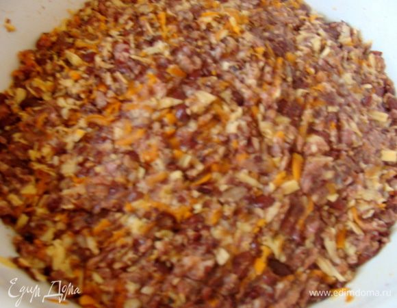 Все перемешать и придавить, чтобы удобнее было фаршировать перцы.