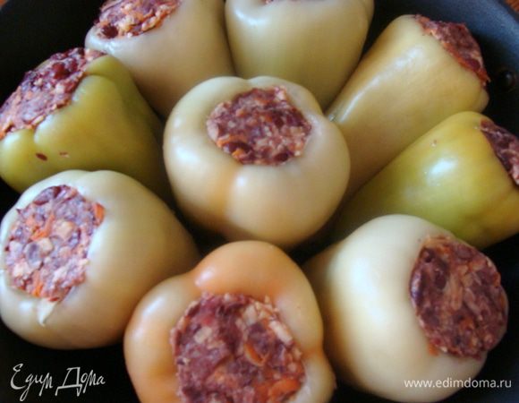 Перец очистить от сердцевины и семян, нафаршировать и выложить в глубокую сковороду.