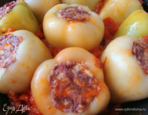 В качестве соуса, я использовала тушеные помидоры с луком, которые у меня остались от заготовок на зиму, но можно взять свежие, мелко порезать или измельчить в блендере, потушить с маслом и солью 2-3минутки, и залить ими перцы. Потом добавить немного воды, закрыть крышкой и тушить до готовности.