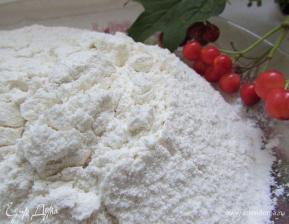 Муку просеять вместе с разрыхлителем.