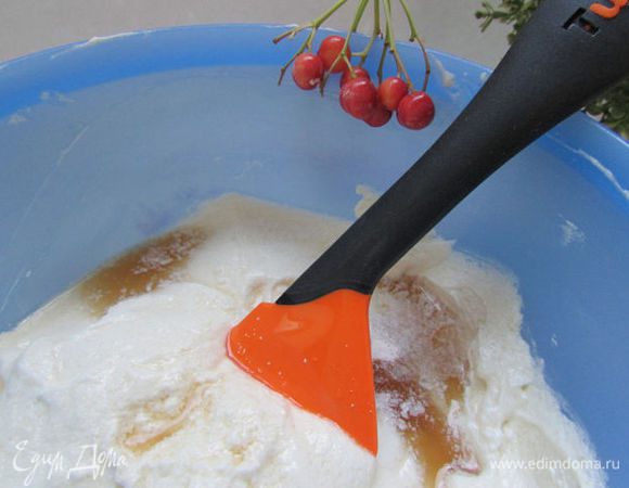 Влить коньяк и хорошо перемешать.