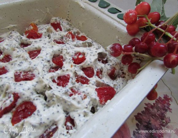 На маковый слой выложить кизил, слегка вдавливая его в тесто. Отправить форму в разогретую духовку (180 градусов). Выпекать 1 час. Готовность проверить лучинкой.