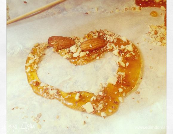 Готовим грильяж: миндаль распределяем по нагретой сковороде, всыпаем 50 г мелкого сахара и на среднем огне даем сахару расплавиться. Затем всыпаем еще 50 г мелкого сахара и также даем расплавиться. Как только сахар приобрел янтарный цвет, выкладываем на пергамент и даем остыть. Когда остынет, ломаем на мелкие кусочки и отправляем в блендер. Получится очень мелкая грильяжная крошка.