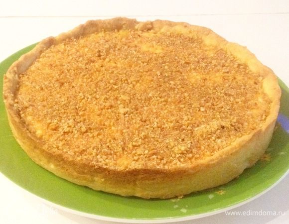 Украшение: посыпаем ровным слоем грильяжной крошки крем и отправляем в холодильник на ночь.